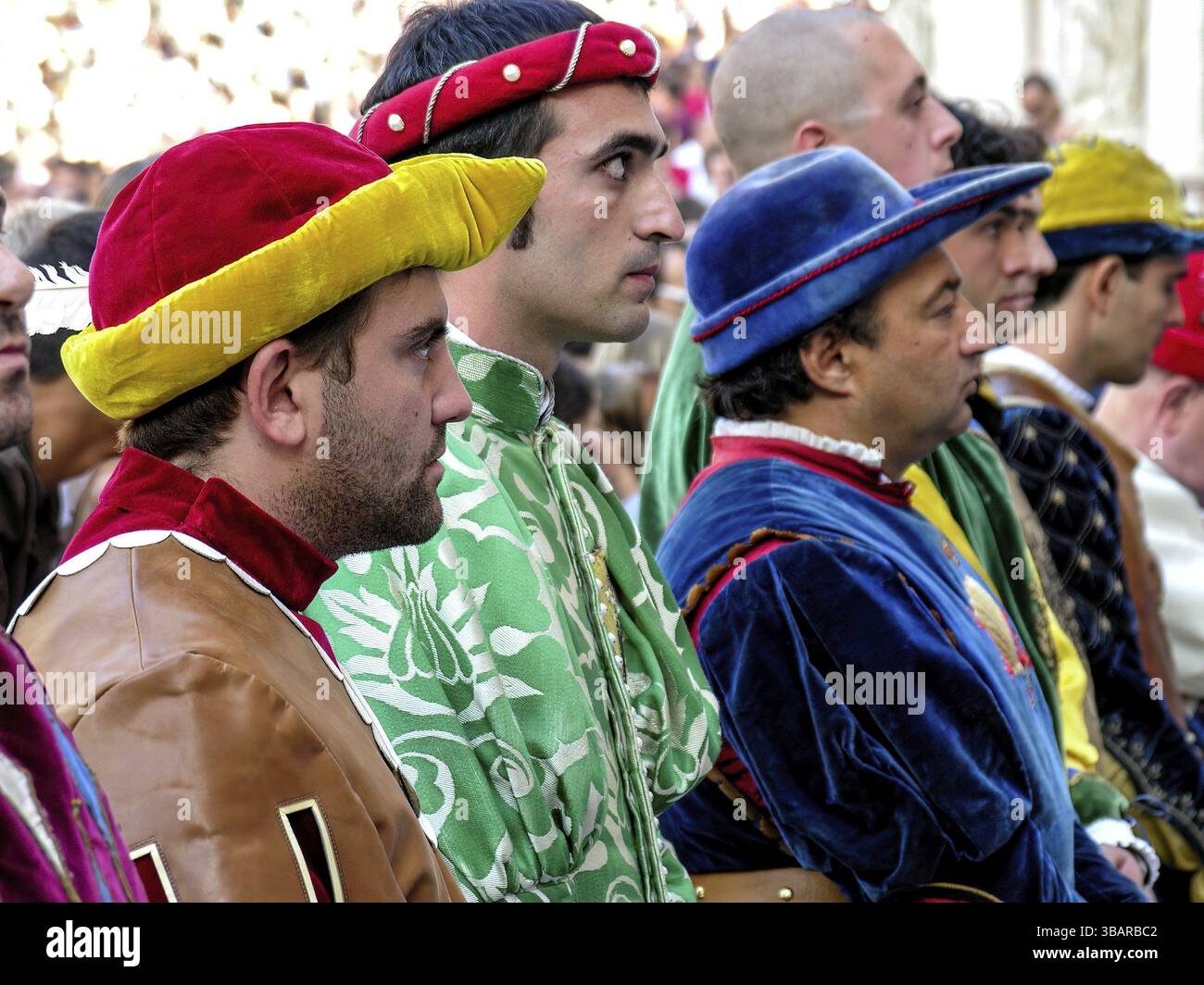 Il Palio di Siena, course de chevaux historique, cavaliers, jockeys en costume attendent avec impatience la sélection des chevaux par tirage au sort, Piazza del Campo, histori Banque D'Images