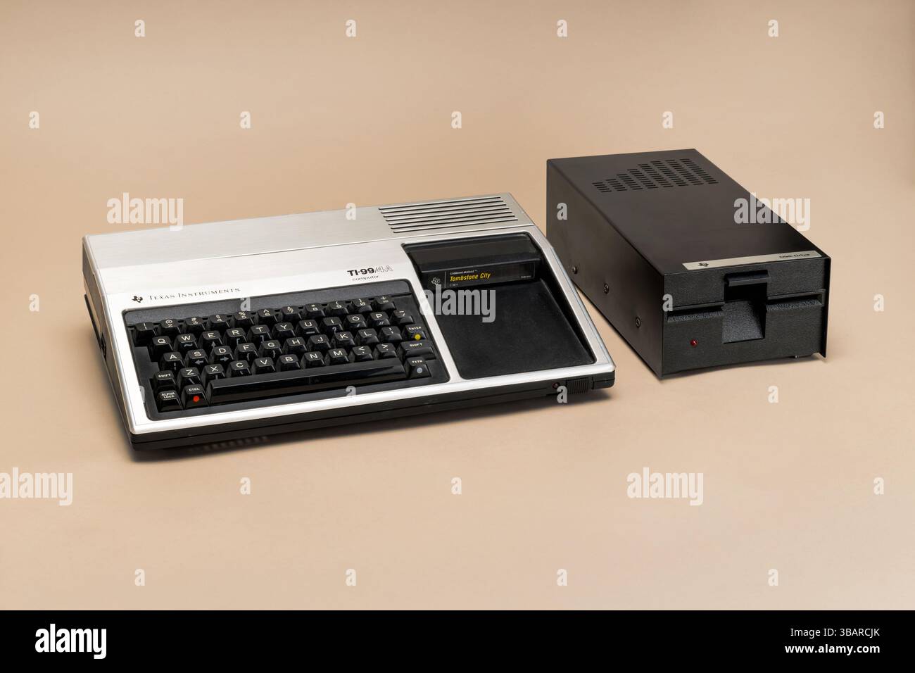 Pavie, Lombardie, Italie - 8 décembre 2024 : Texas instrument TI 99 4A Home Computer, à partir de 1981. Perdu la bataille commerciale avec le Commodore 64. Illustré Banque D'Images