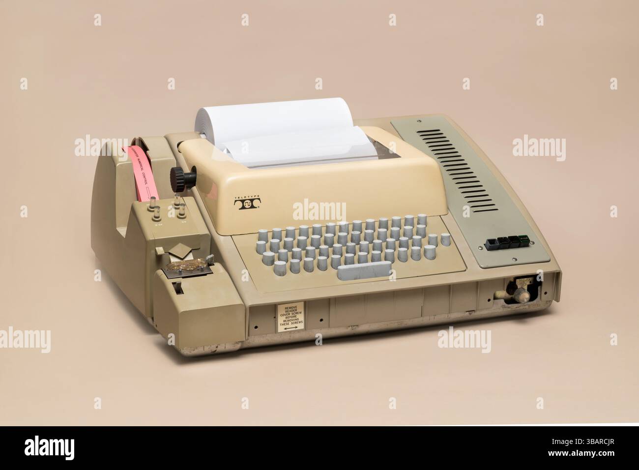 Pavie, Lombardie, Italie - 13 mars 2025 : téléimprimeur modèle 33 de télétype, introduit en 1963. C'était le premier terminal informatique utilisé par Bill Gates. SHO Banque D'Images