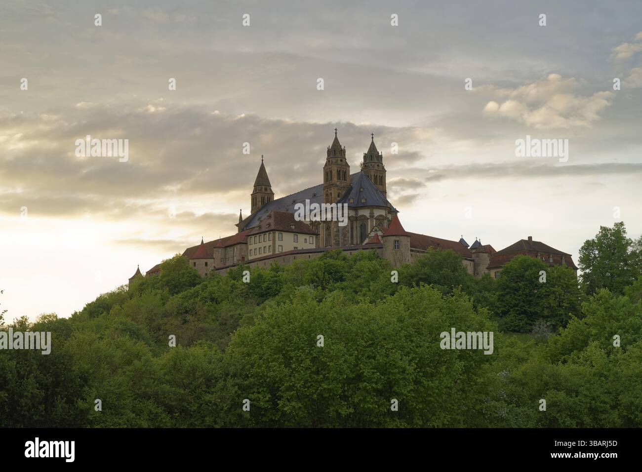 Vue sur la Combourg, monastère bénédictin, chemin de St James, remparts, moyen âge, roman, Renaissance, gothique, mur, église, église collégiale Banque D'Images