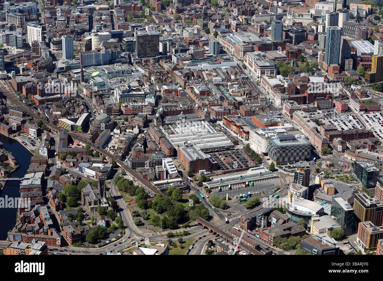 Vue aérienne du centre-ville de Leeds depuis E avec Kirkgate Market & bus Station proéminent au milieu du premier plan et la cathédrale (en bas à gauche près de la rivière aire) Banque D'Images