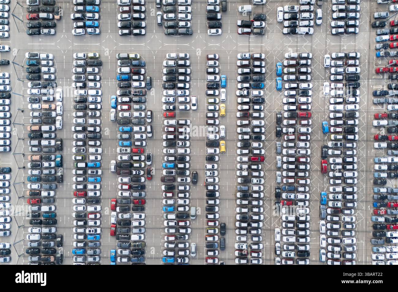 Vue aérienne d'une installation de stockage pour voitures neuves. Banque D'Images