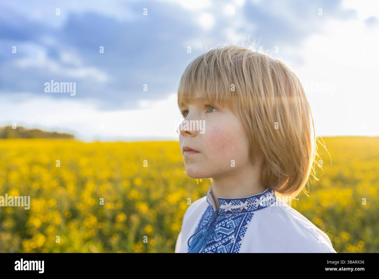 Le visage d'un garçon vêtu d'une chemise brodée ukrainienne traditionnelle. . Les enfants d'Ukraine demandent à arrêter la guerre. Jour de l'indépendance, patriotisme. Fierté Banque D'Images