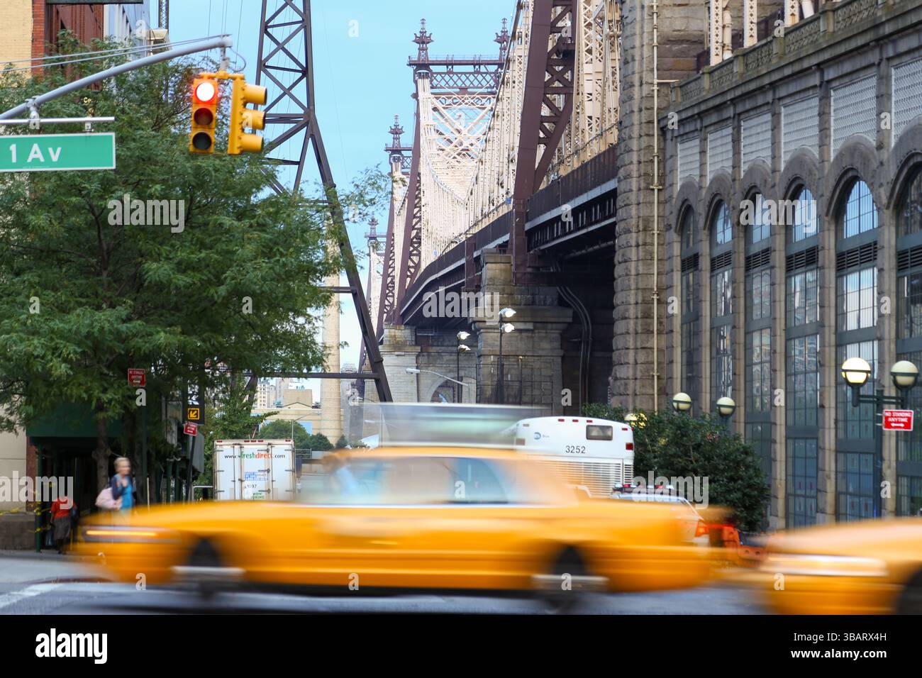 New York City, NY – 30 août 2013 : les taxis jaunes passent sous le pont Queensboro Bridge, présentant la vie urbaine emblématique de New York et ses rues animées. Banque D'Images
