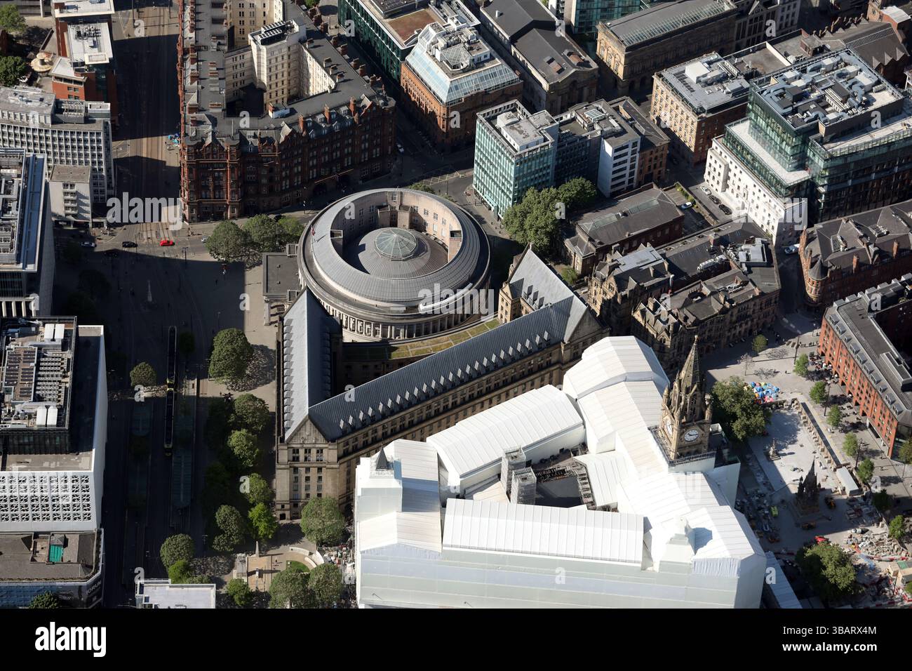 Vue aérienne de la rotonde de la bibliothèque centrale de Manchester et des bureaux du conseil (Albert Square), tous à St Peters Square, Manchester. (Mairie vêtu de blanc) Banque D'Images