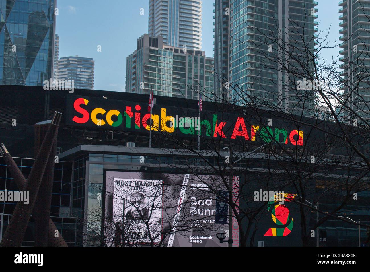Toronto, CANADA - 23 févr. 2024 : enseigne de l'aréna Scotiabank au centre-ville de Toronto, avec un trafic urbain léger. Banque D'Images
