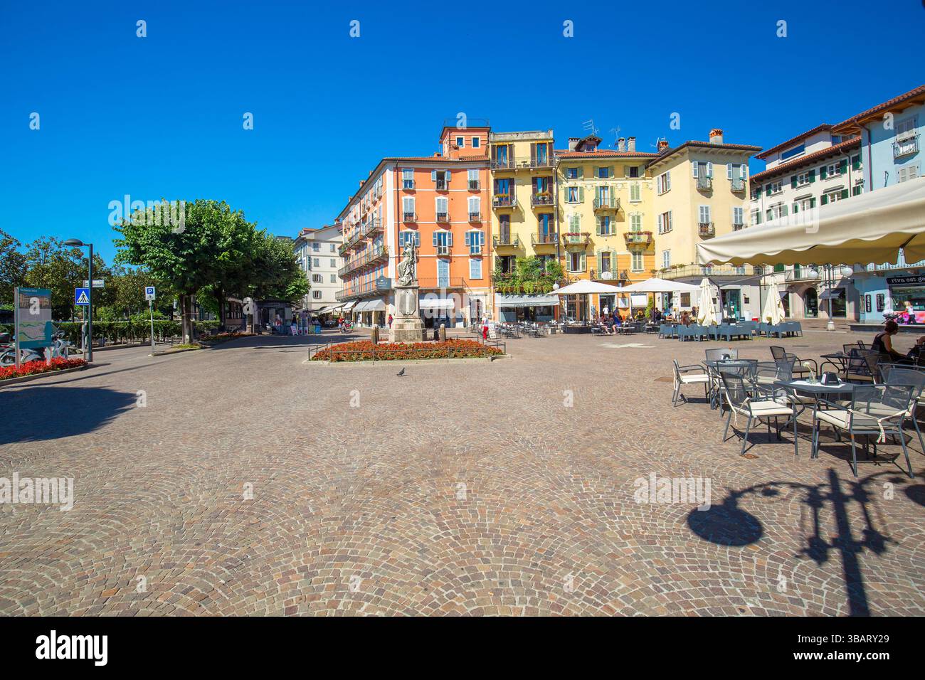 Touristes à Ranzoni Square intra, Verbania, Lac majeur, Verbano Cusio Ossola district, Italie Banque D'Images
