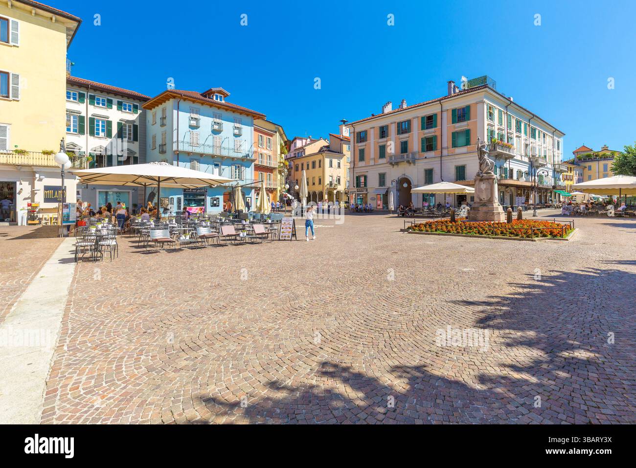 Touristes à Ranzoni Square intra, Verbania, Lac majeur, Verbano Cusio Ossola district, Italie Banque D'Images