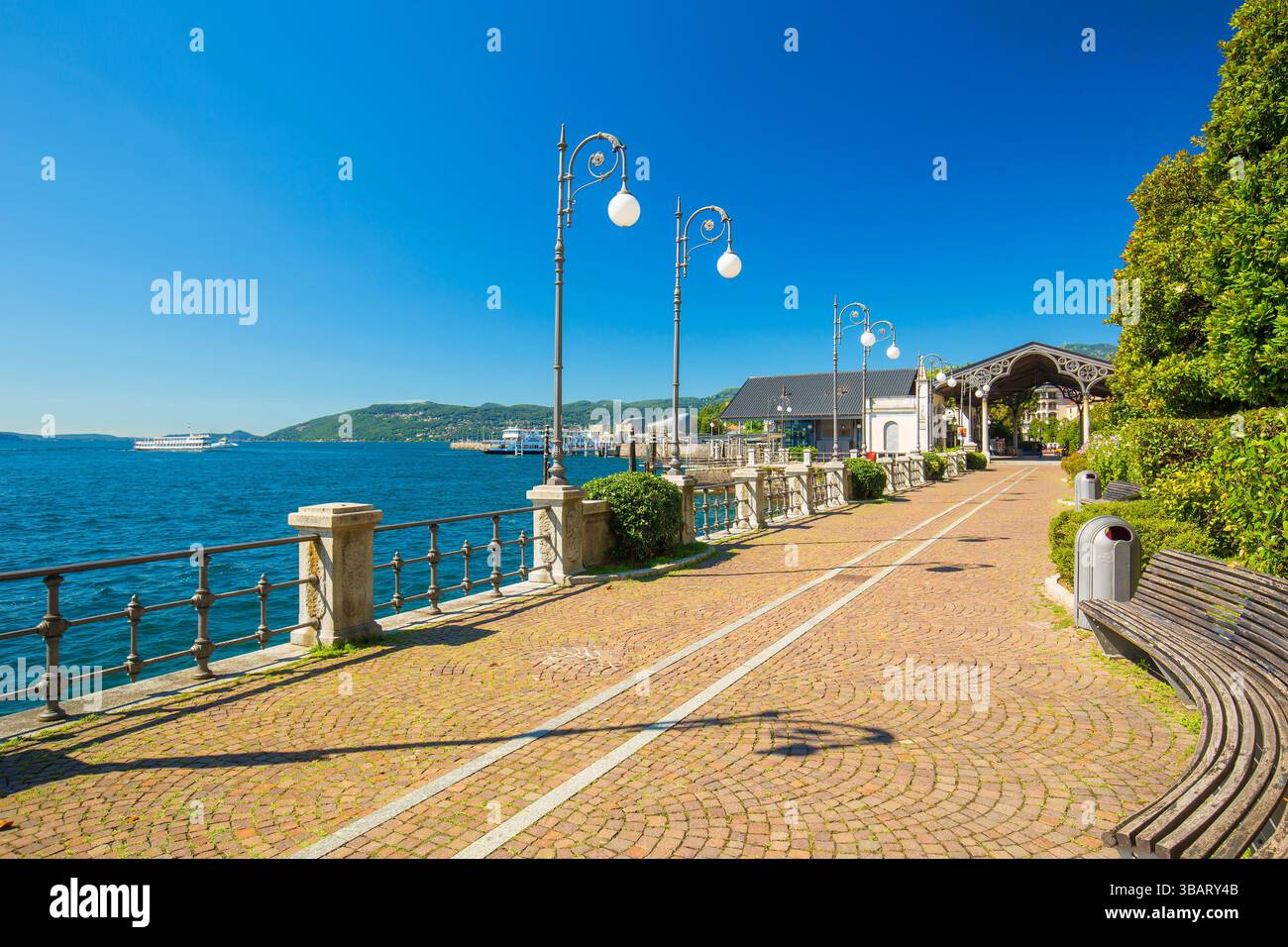 Promenade au bord du lac à Verbania, Lac majeur, quartier de Verbano Cusio Ossola, Italie. Banque D'Images