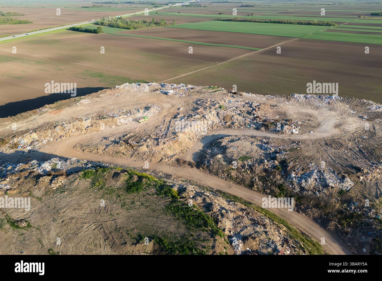 Vue aérienne d'une décharge à proximité de champs agricoles. Banque D'Images Vue aérienne d'une décharge à proximité de champs agricoles. Banque D'Images