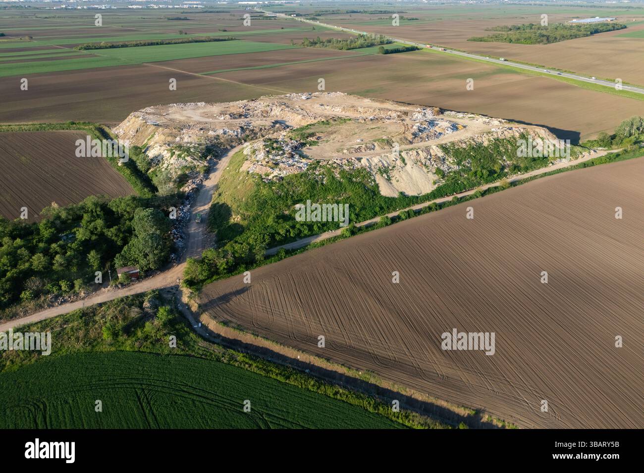 Vue aérienne d'une décharge à proximité de champs agricoles. Banque D'Images Vue aérienne d'une décharge à proximité de champs agricoles. Banque D'Images