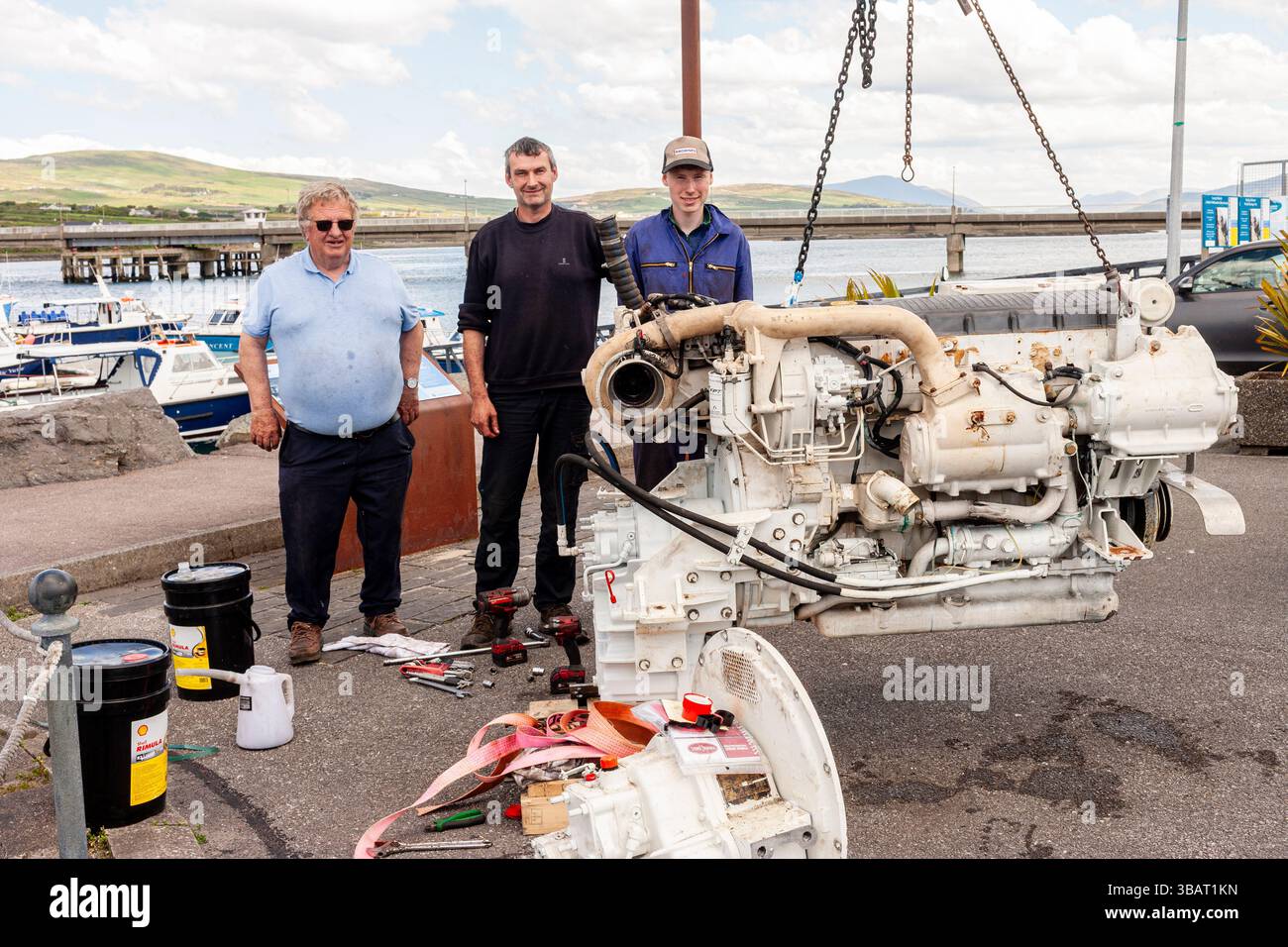 Nouveau moteur de bateau installé sur un bateau de tourisme par grue, Portmagee, comté de Kerry, Irlande Banque D'Images