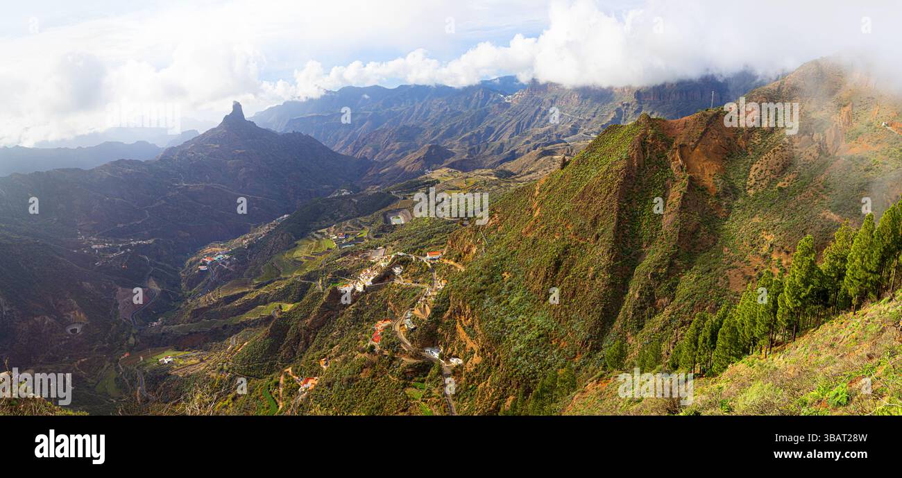 Vue panoramique sur les falaises volcaniques et les vallées verdoyantes de gran canaria, îles canaries, espagne, avec roque nublo Banque D'Images