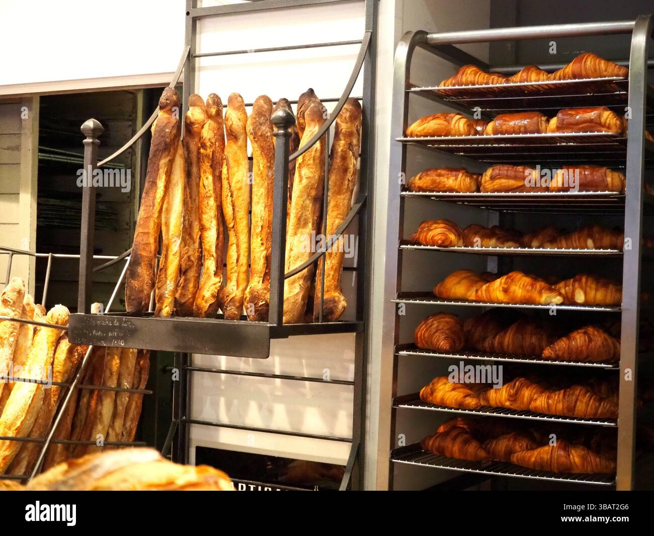 Vitrine de la boulangerie Paris : croissants fraîchement cuits, baguettes et pain au chocolat Banque D'Images
