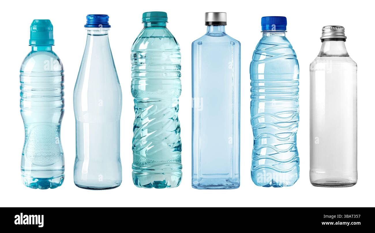 Ensemble de bouteilles d'eau en plastique, isolées sur fond blanc, montrant différentes tailles et formes Banque D'Images