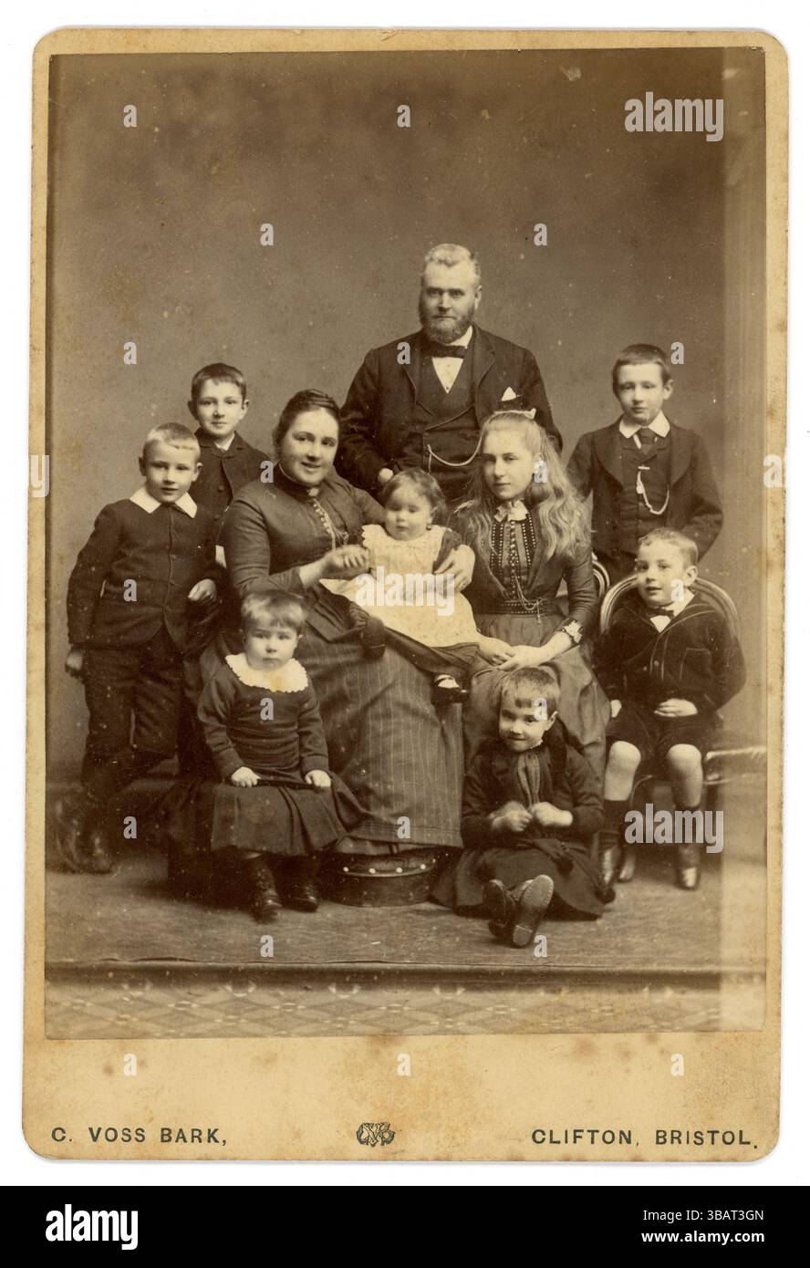 Original cabinet victorien portrait studio de cartes de parents victoriens joyeux de classe moyenne victorienne, avec une grande famille de huit enfants, l'un d'eux un bébé. Grande famille victorienne. Père et mère victoriens. Enfance victorienne. Portrait de studio par C. (Cyrus) Voss Bark de Clifton, Bristol, royaume-uni circa 1888 de style vestimentaire. Banque D'Images