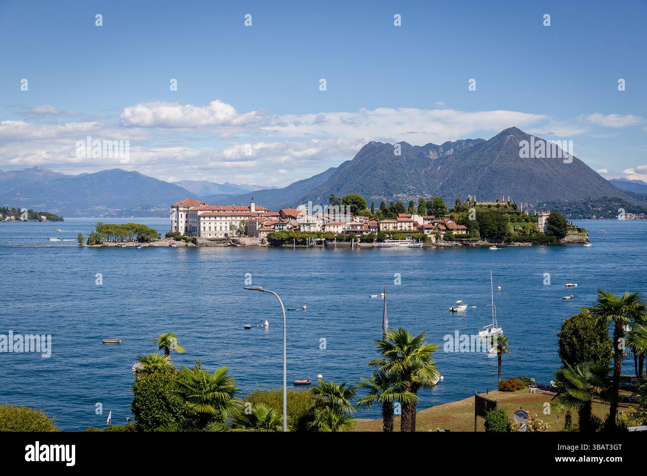 Vue d'Isola Bella à Stresa, sur le lac majeur, dans le quartier de Verbano-Cusio-Ossola, Italie. Banque D'Images