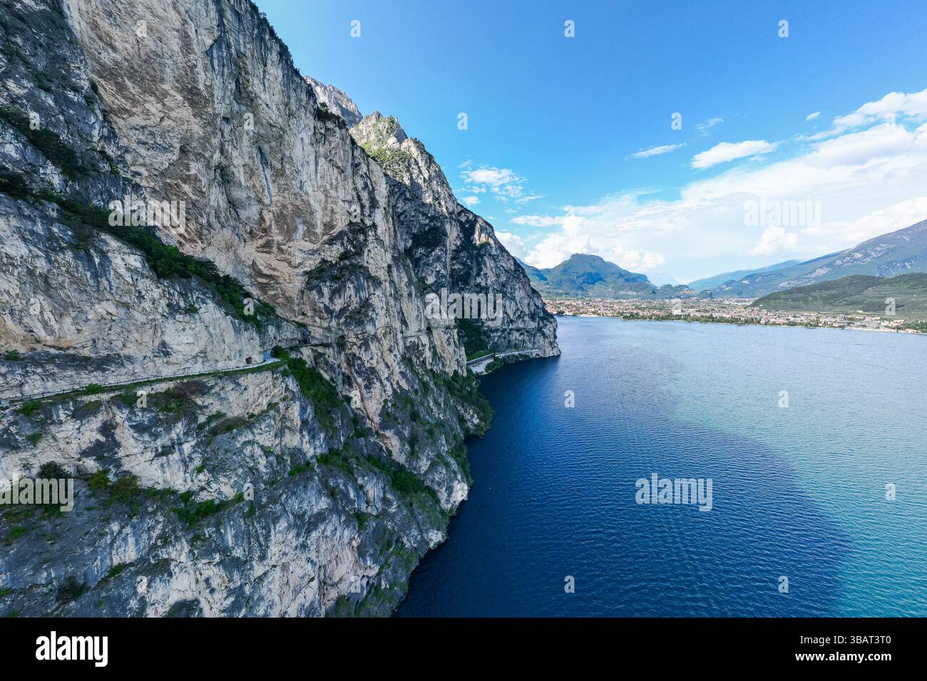 Célèbre piste cyclable Sentiero del Ponale de Riva del Garda à Limone sul Garda. Célèbres routes cyclables près de Riva del Garda sur la partie nord du lac Banque D'Images