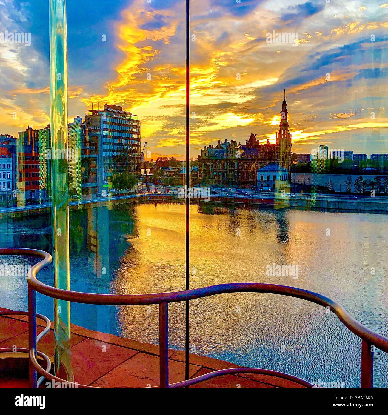Vue en soirée depuis le MAS 'Museum aan de Stroom' de l'autre côté de la rivière Escaut à Anvers, Belgique. Banque D'Images