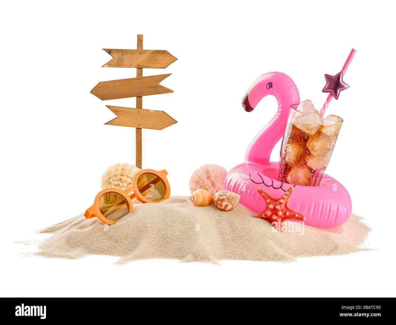 Panneau en bois avec lunettes de soleil, étoiles de mer, coquillages, anneau gonflable rose flamant et verre de tonique froid avec de la glace sur île de sable isolé sur blanc Banque D'Images