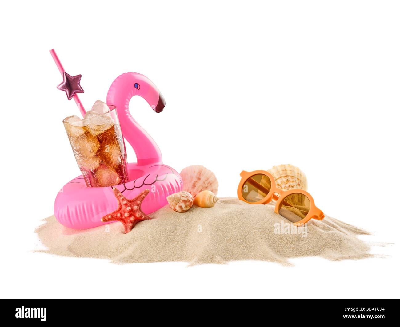 Panneau en bois avec lunettes de soleil, étoiles de mer, coquillages, anneau gonflable rose flamant et verre de tonique froid avec de la glace sur île de sable isolé sur blanc Banque D'Images