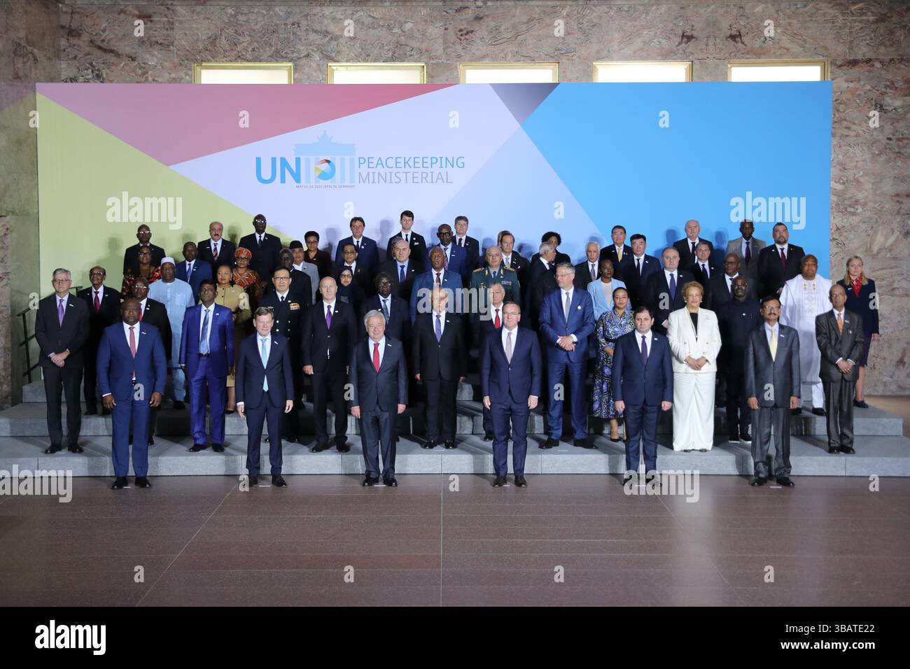 Berlin, Allemagne. 13 mai 2025. Des représentants participant à la Conférence ministérielle des Nations Unies sur le maintien de la paix 2025 posent pour une photo de groupe à Berlin, en Allemagne, le 13 mai 2025. Mardi, le Secrétaire général des Nations Unies Antonio Guterres a souligné le rôle des opérations de paix des Nations Unies et a appelé à davantage de soutien de la part des états membres. POUR ALLER AVEC 'le chef de l'ONU souligne le rôle des opérations de paix de l'ONU' crédit : du Zheyu/Xinhua/Alamy Live News Banque D'Images