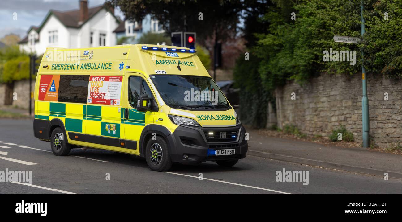 Ambulance NHS répondant à un appel d'urgence, district de Stroud, Gloucestershire, Royaume-Uni Banque D'Images Ambulance NHS répondant à un appel d'urgence, district de Stroud, Gloucestershire, Royaume-Uni Banque D'Images