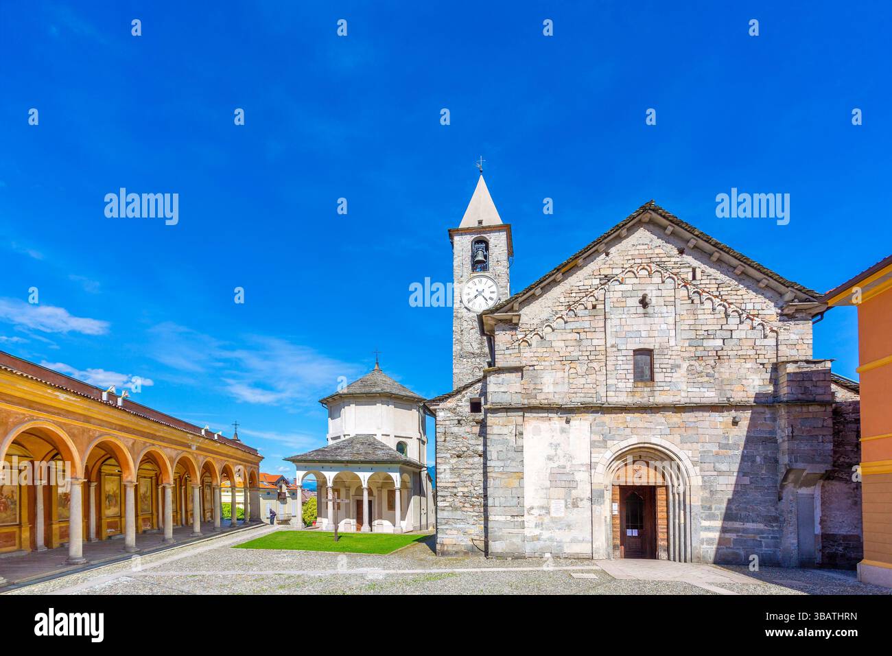 Ancien baptistère et cloître de l'église Saint Gervasio et Protasio à Baveno, Lac majeur, Italie. Banque D'Images