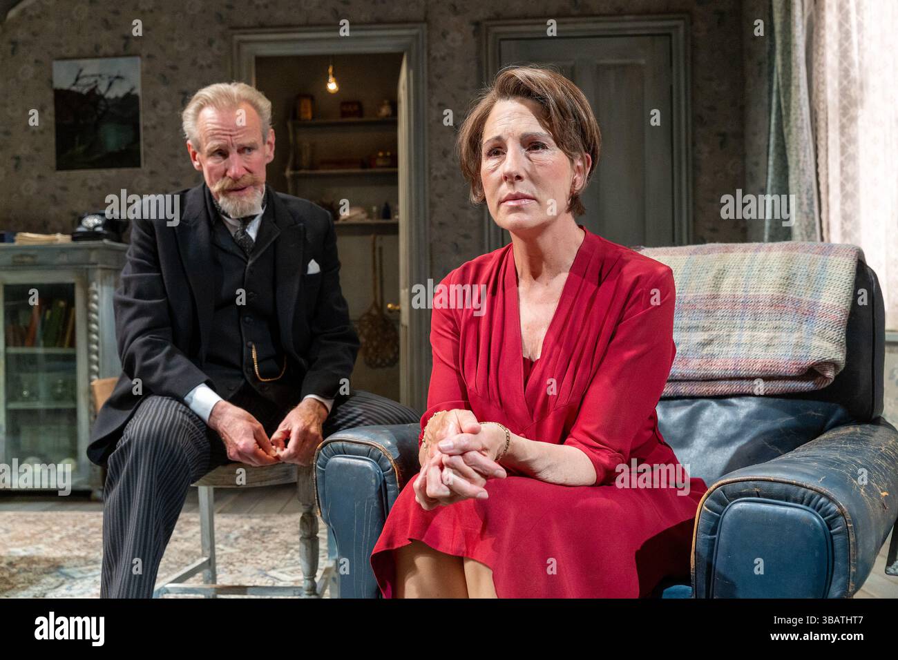 Nicholas Farrell (Sir William Collyer), Tamsin Greig (Hester Collyer) dans LA MER BLEUE PROFONDE de Terence Rattigan au Theatre Royal Haymarket, Londres SW1 ouverture le 14/05/2025 un Theatre Royal Bath production design : Peter McKintosh éclairage : Paul Pyant réalisateur : Lindsay Posner Banque D'Images
