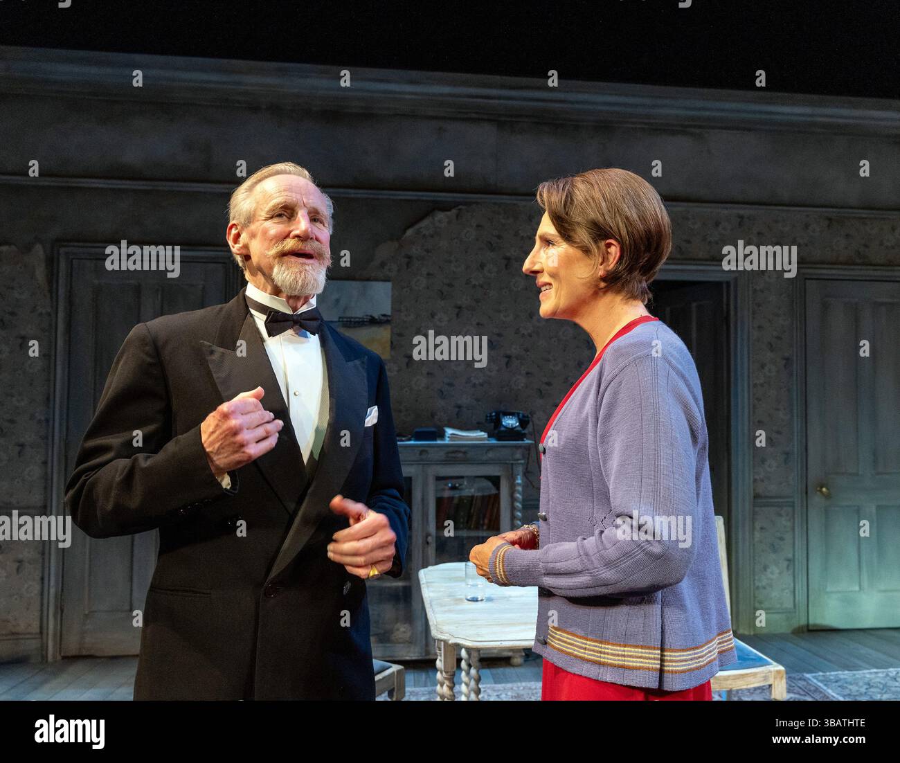 Nicholas Farrell (Sir William Collyer), Tamsin Greig (Hester Collyer) dans LA MER BLEUE PROFONDE de Terence Rattigan au Theatre Royal Haymarket, Londres SW1 ouverture le 14/05/2025 un Theatre Royal Bath production design : Peter McKintosh éclairage : Paul Pyant réalisateur : Lindsay Posner Banque D'Images