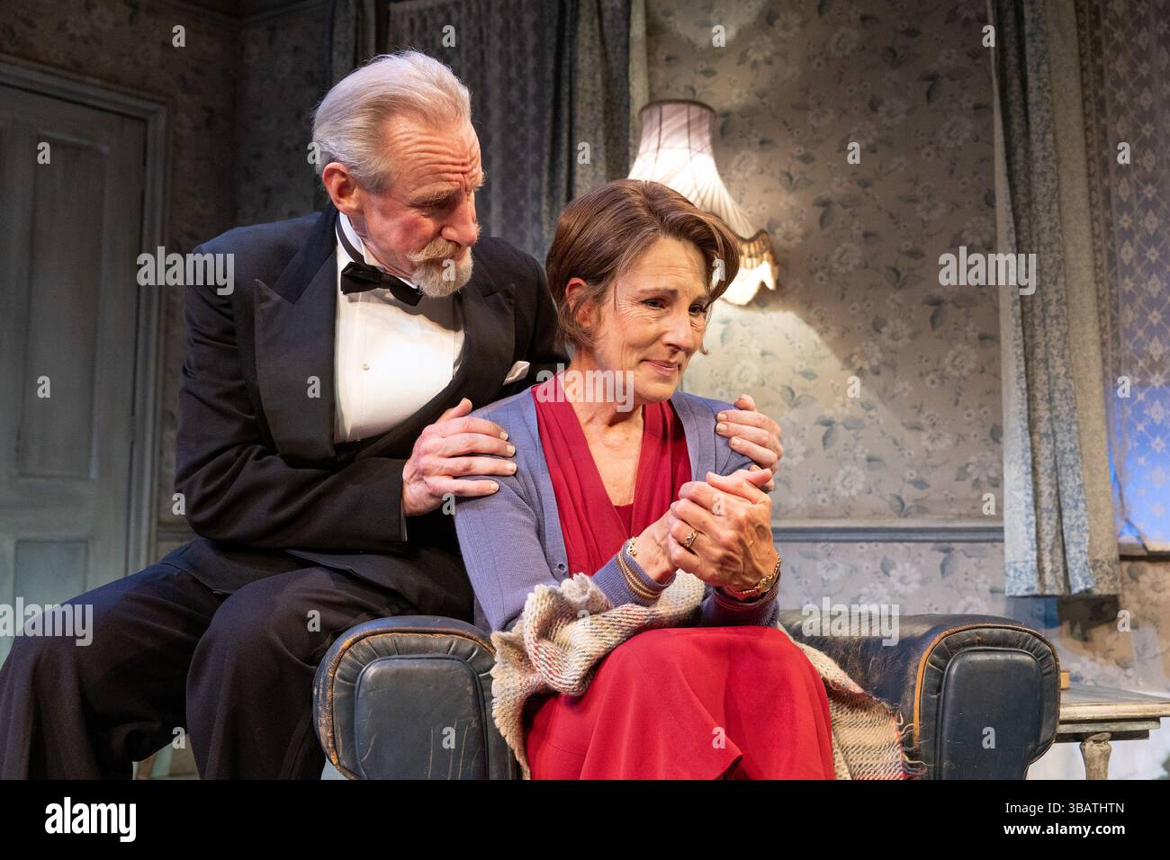 Nicholas Farrell (Sir William Collyer), Tamsin Greig (Hester Collyer) dans LA MER BLEUE PROFONDE de Terence Rattigan au Theatre Royal Haymarket, Londres SW1 ouverture le 14/05/2025 un Theatre Royal Bath production design : Peter McKintosh éclairage : Paul Pyant réalisateur : Lindsay Posner Banque D'Images