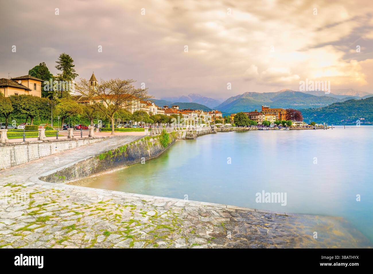 Vue du village de Baveno au coucher du soleil, sur le lac majeur, Italie. Banque D'Images