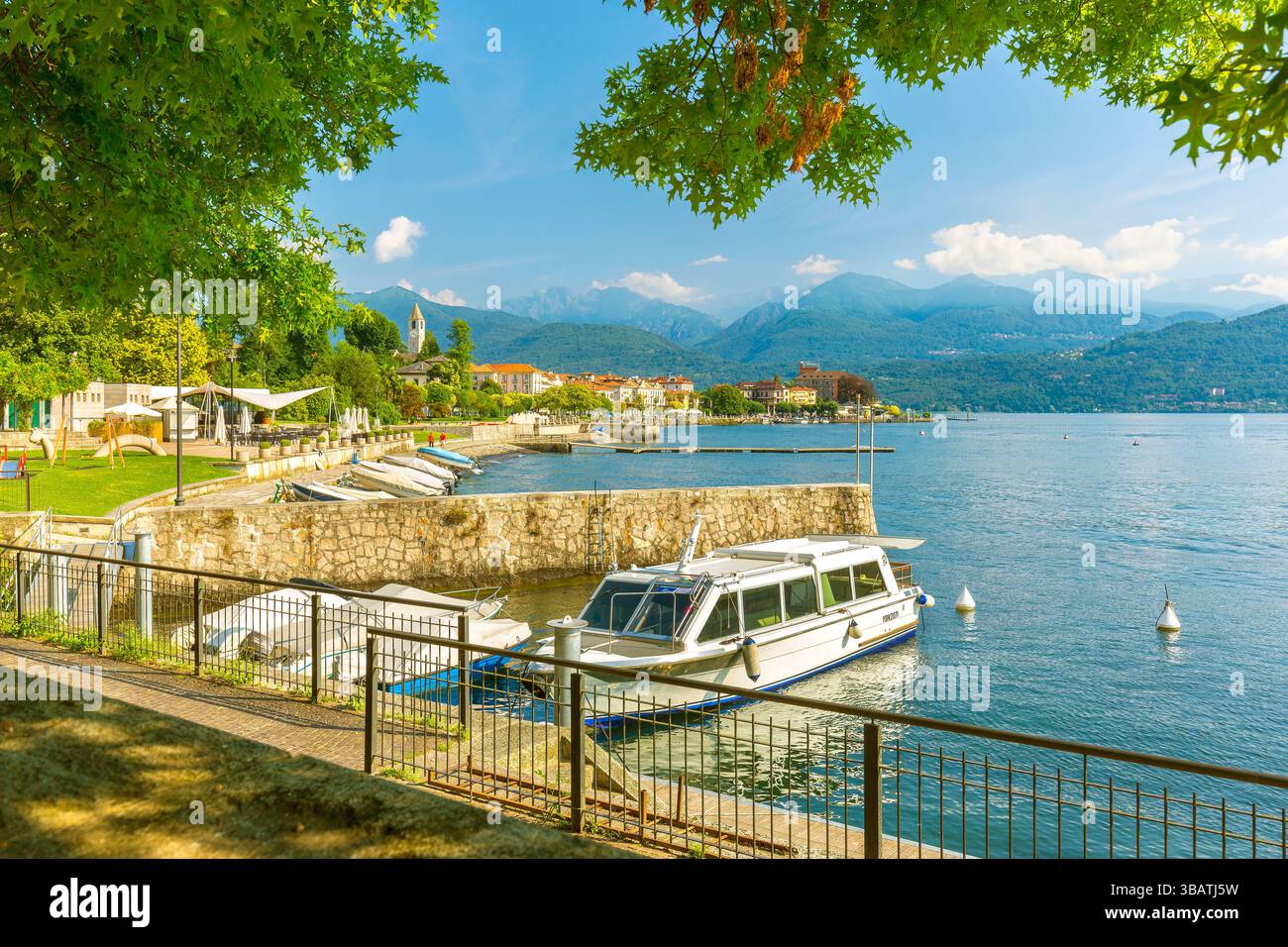Le petit port et le village de Baveno en arrière-plan, lac majeur, Italie. Banque D'Images