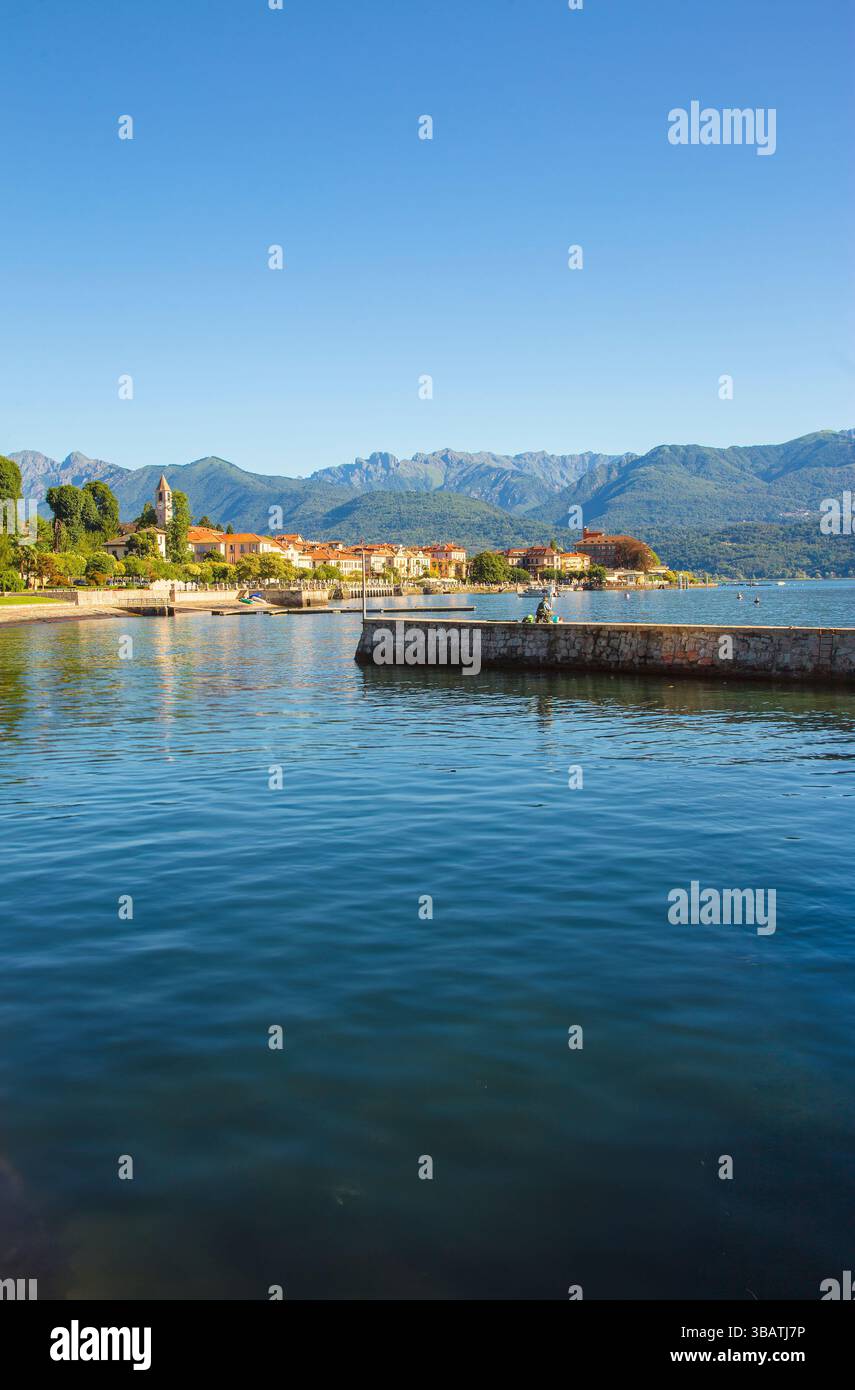 Vue du village de Baveno au coucher du soleil, sur le lac majeur, Italie. Banque D'Images