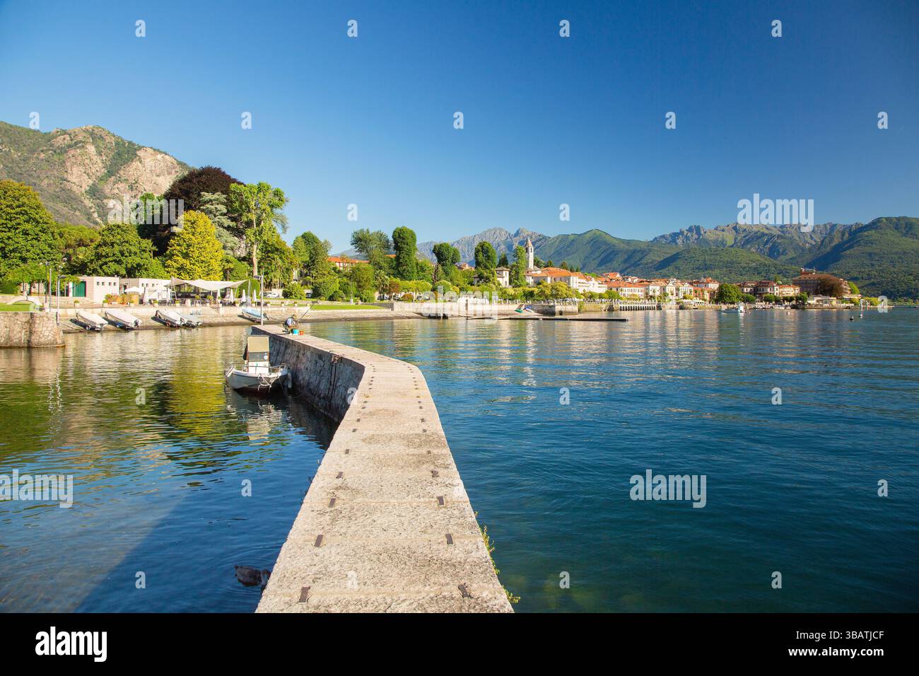 Vue du village de Baveno au coucher du soleil, sur le lac majeur, Italie. Banque D'Images