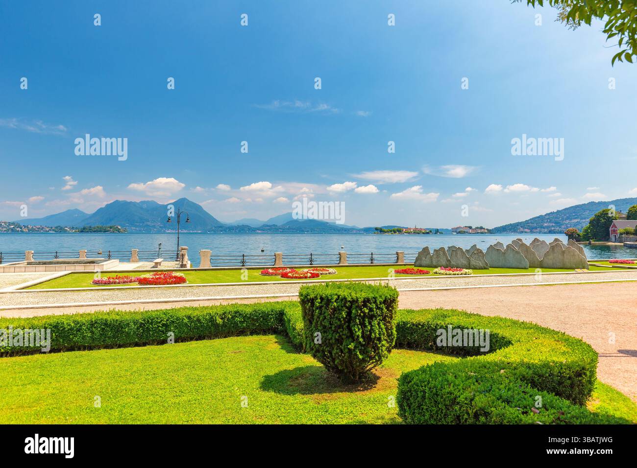 Promenade au bord du lac de Baveno, lac majeur, Italie.. Banque D'Images