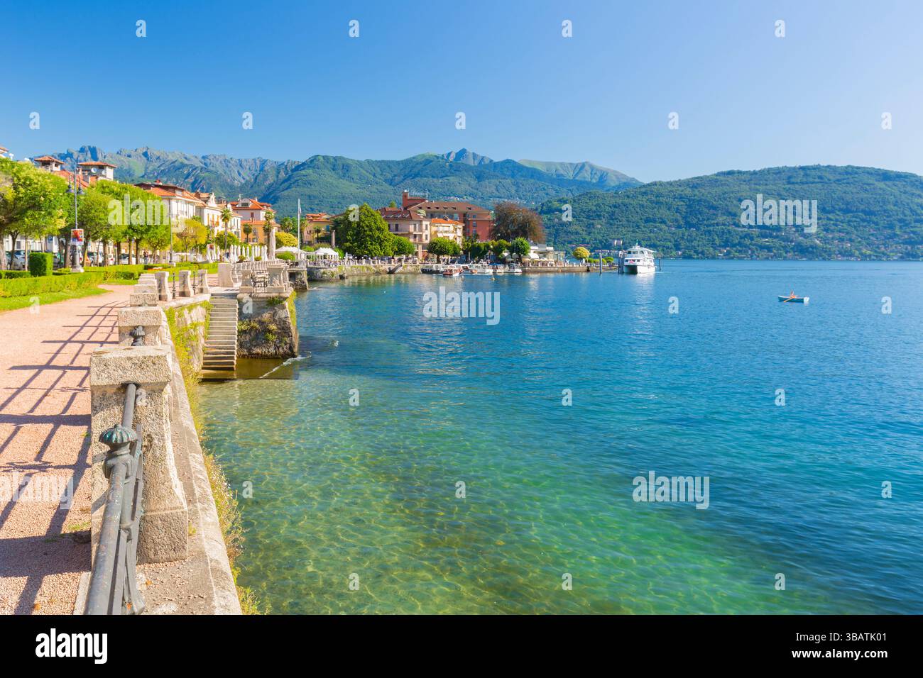 Vue du village de Baveno au coucher du soleil, sur le lac majeur, Italie. Banque D'Images