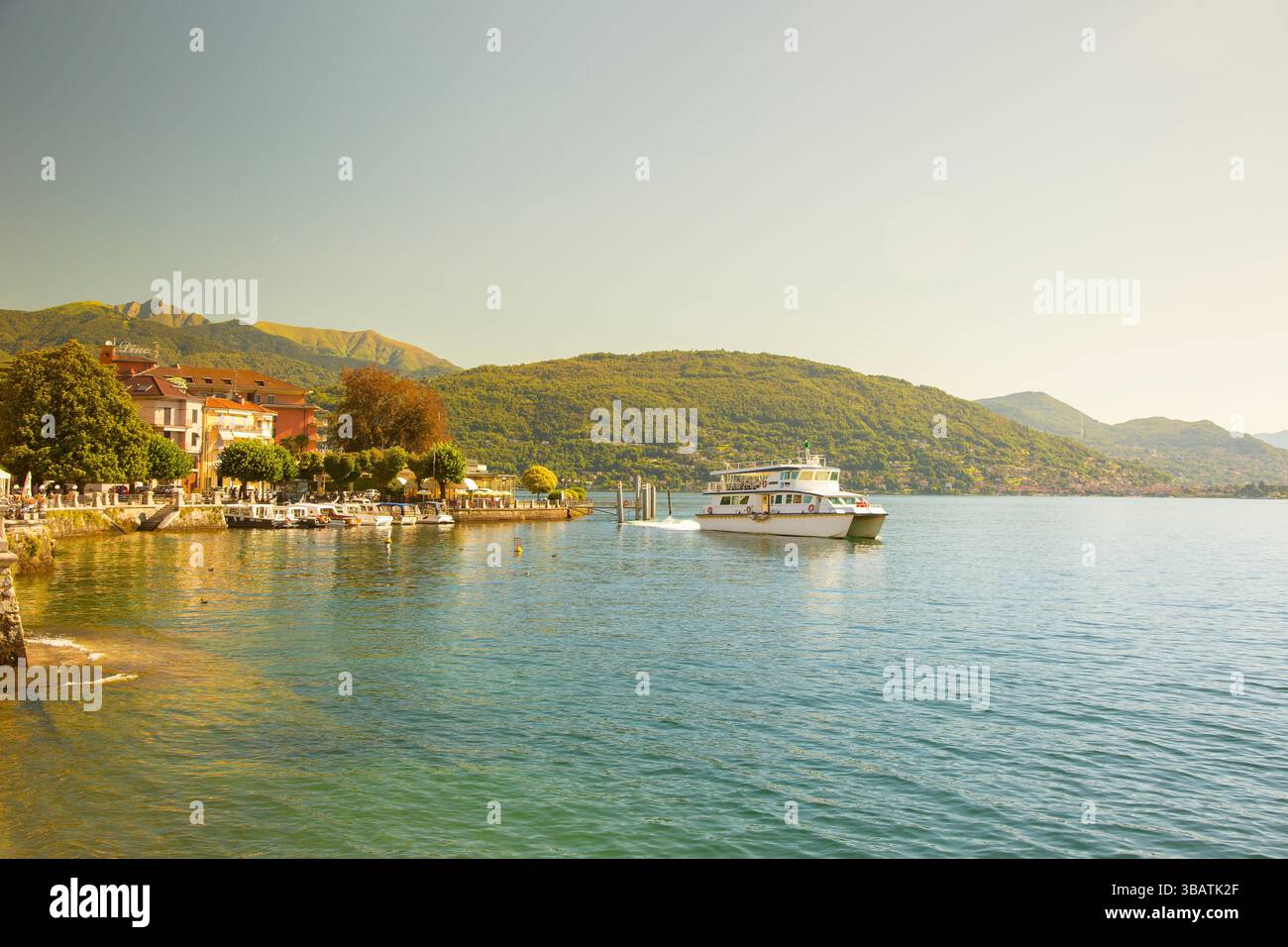 Vue du village de Baveno au coucher du soleil, sur le lac majeur, Italie. Banque D'Images