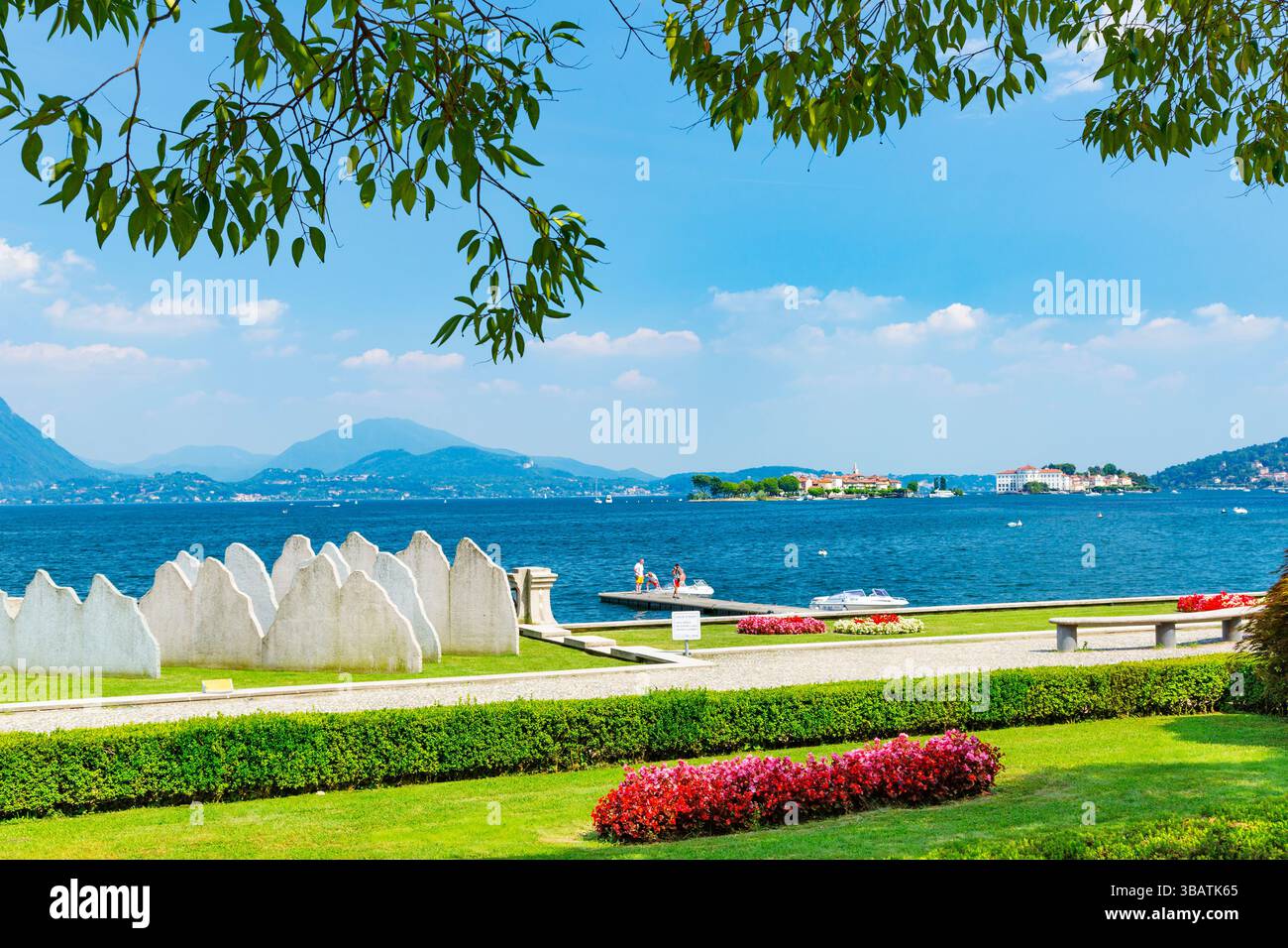 Promenade au bord du lac de Baveno, lac majeur, Italie.. Banque D'Images