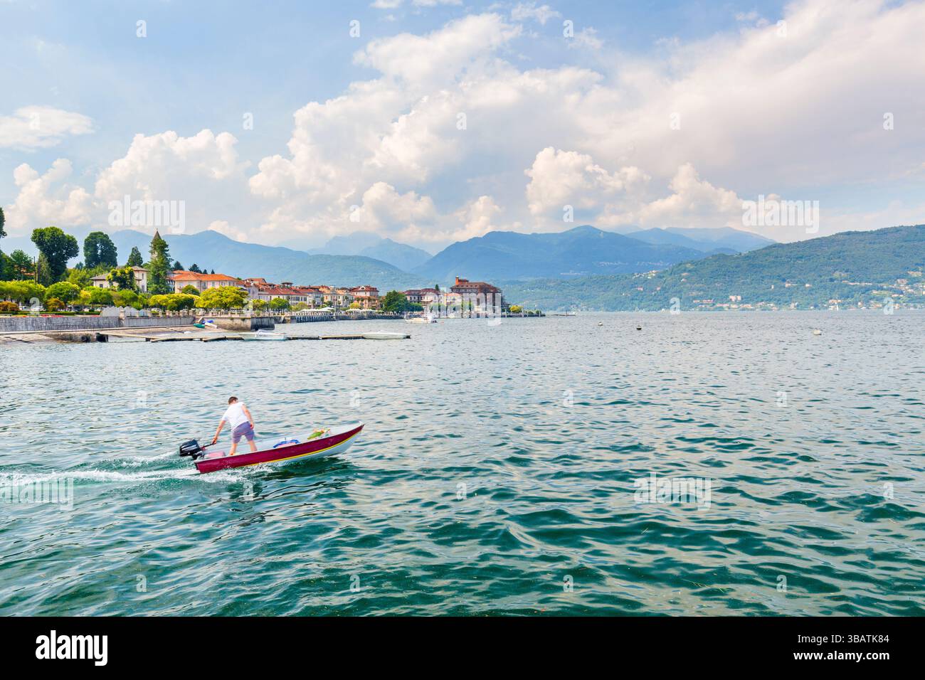Vue du village de Baveno au coucher du soleil, sur le lac majeur, Italie. Banque D'Images