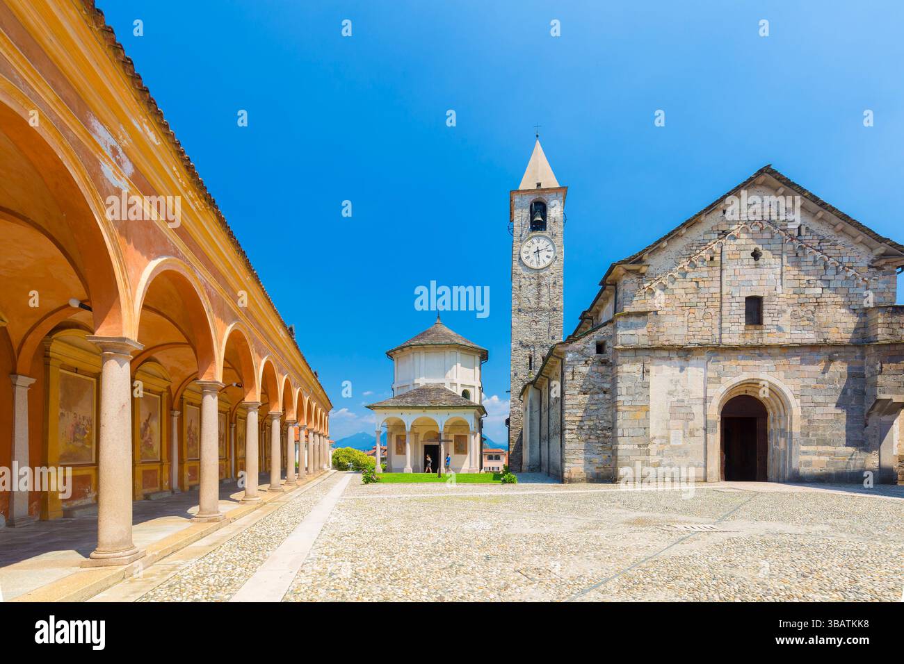 Ancien baptistère et cloître de l'église Saint Gervasio et Protasio à Baveno, Lac majeur, Italie. Banque D'Images