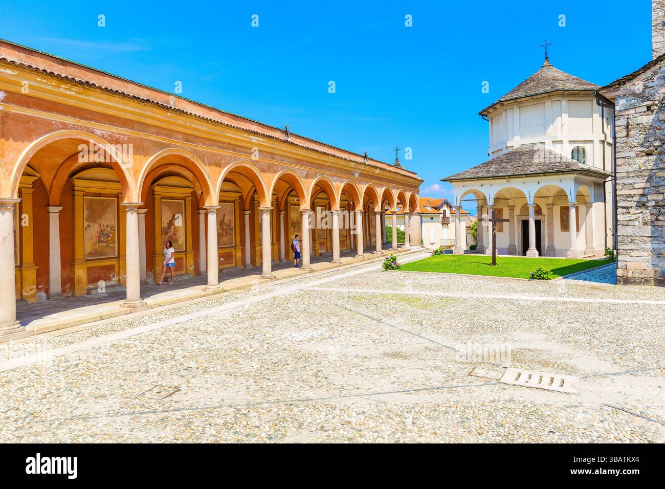 Ancien baptistère et cloître de l'église Saint Gervasio et Protasio à Baveno, Lac majeur, Italie. Banque D'Images
