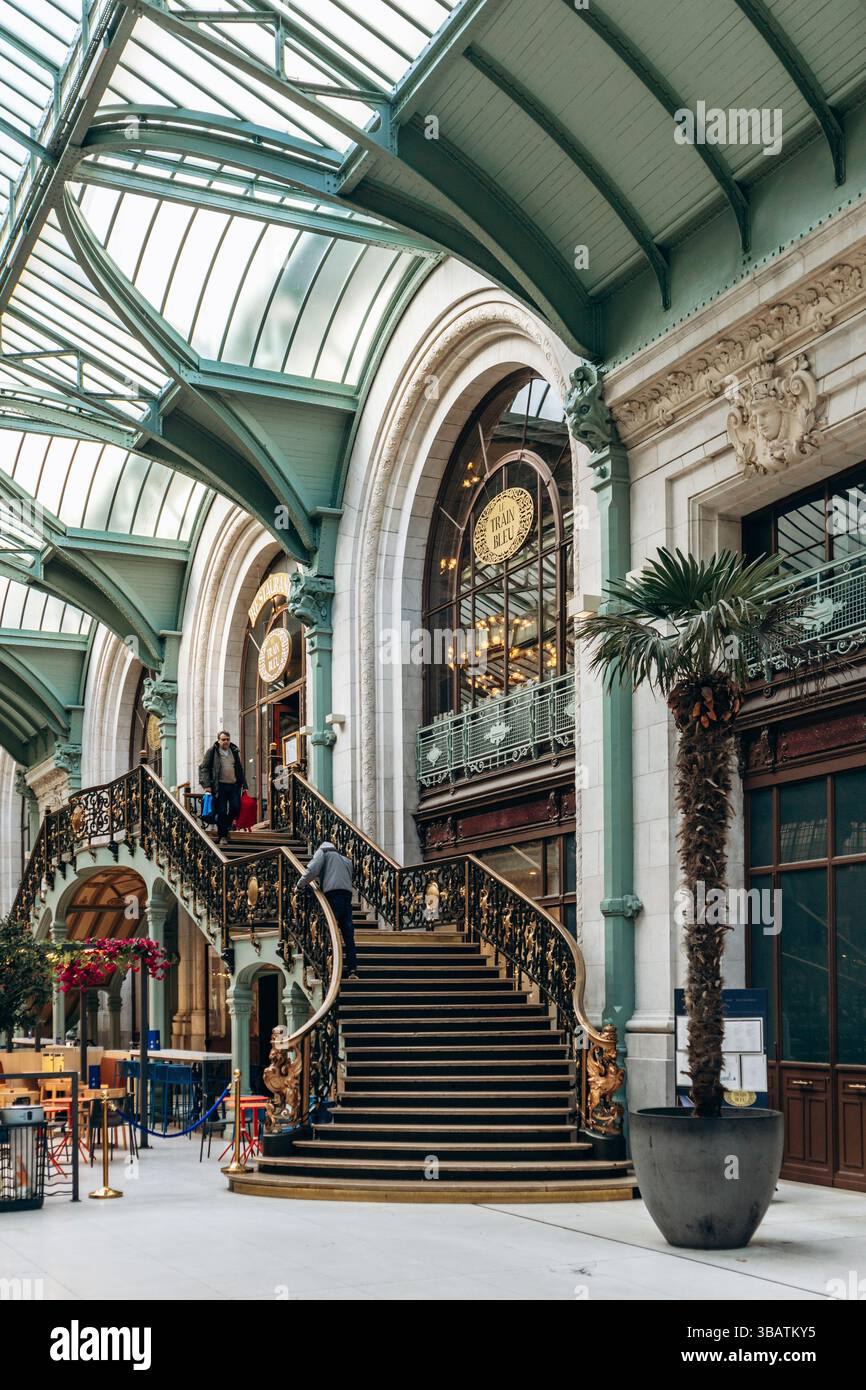Paris, France - 23 février 2025 : entrée au restaurant le train Bleu de la Gare de Lyon, escalier belle époque orné de détails dorés Banque D'Images