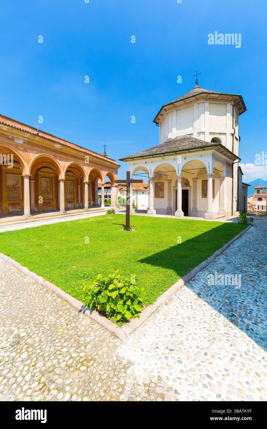 Ancien baptistère et cloître de l'église Saint Gervasio et Protasio à Baveno, Lac majeur, Italie. Banque D'Images
