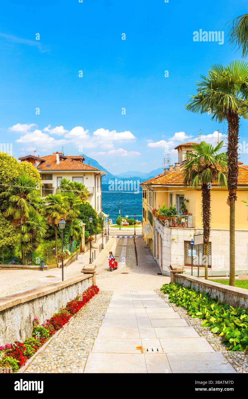 Vue sur le lac majeur depuis le village de Baveno, Italie Banque D'Images