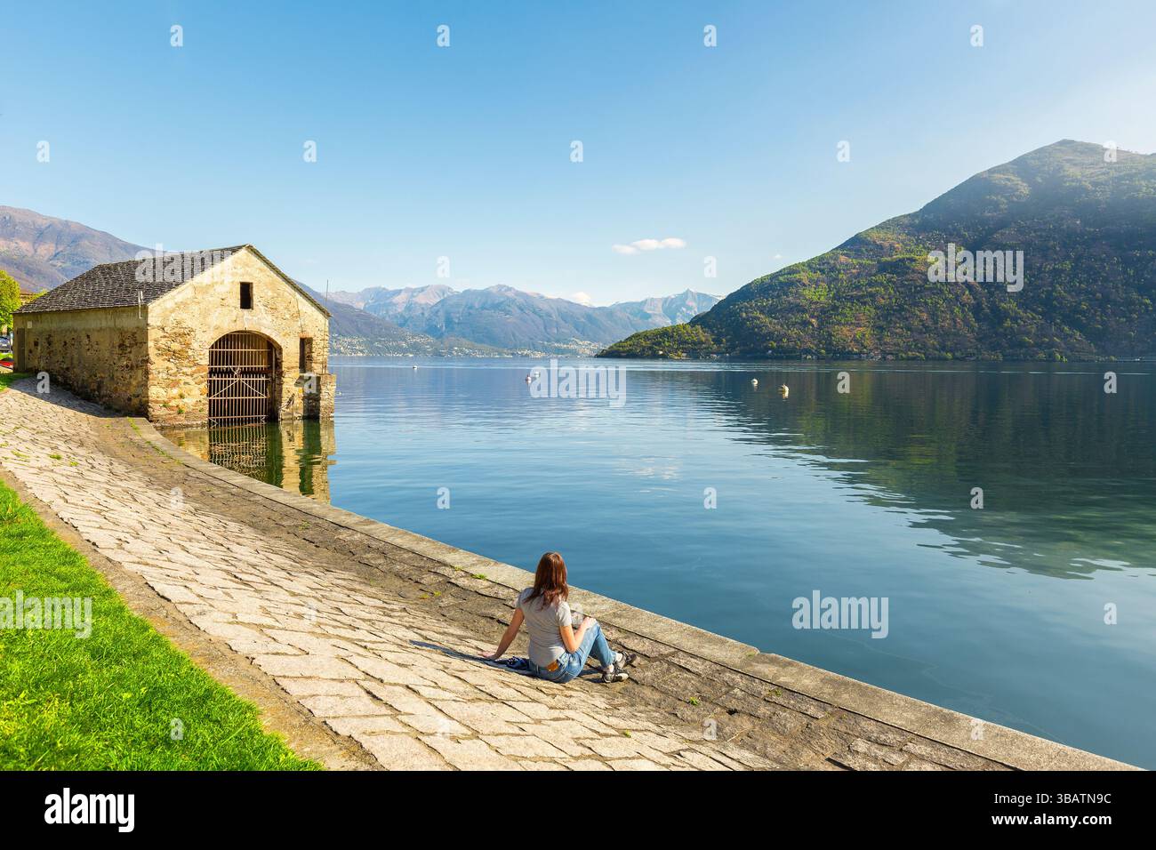 Promenade au bord du lac de Cannobio, lac majeur, Italie Banque D'Images
