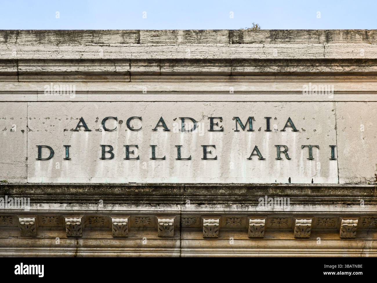 Signe de l'Accademia di belle Arti, ancien siège de l'académie d'art, depuis 1817 accueille la galerie du musée Gallerie dell'Accademia, Venise, Italie Banque D'Images