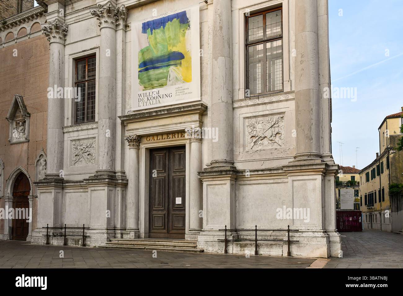 Extérieur de la Scuola della Carità, siège de la galerie du musée Gallerie dell'Accademia, quartier Dorsoduro, Venise, Vénétie, Italie Banque D'Images