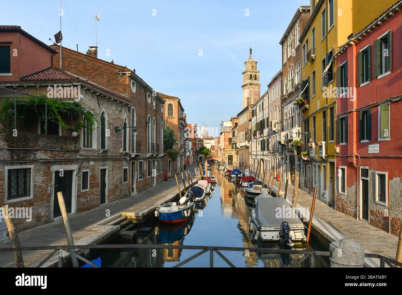 Canal Rio di San Barnaba dans le sestiere de Dorsoduro, depuis le Ponte dei Pugni ('Pont des poinçons'), Venise, Vénétie, Italie Banque D'Images