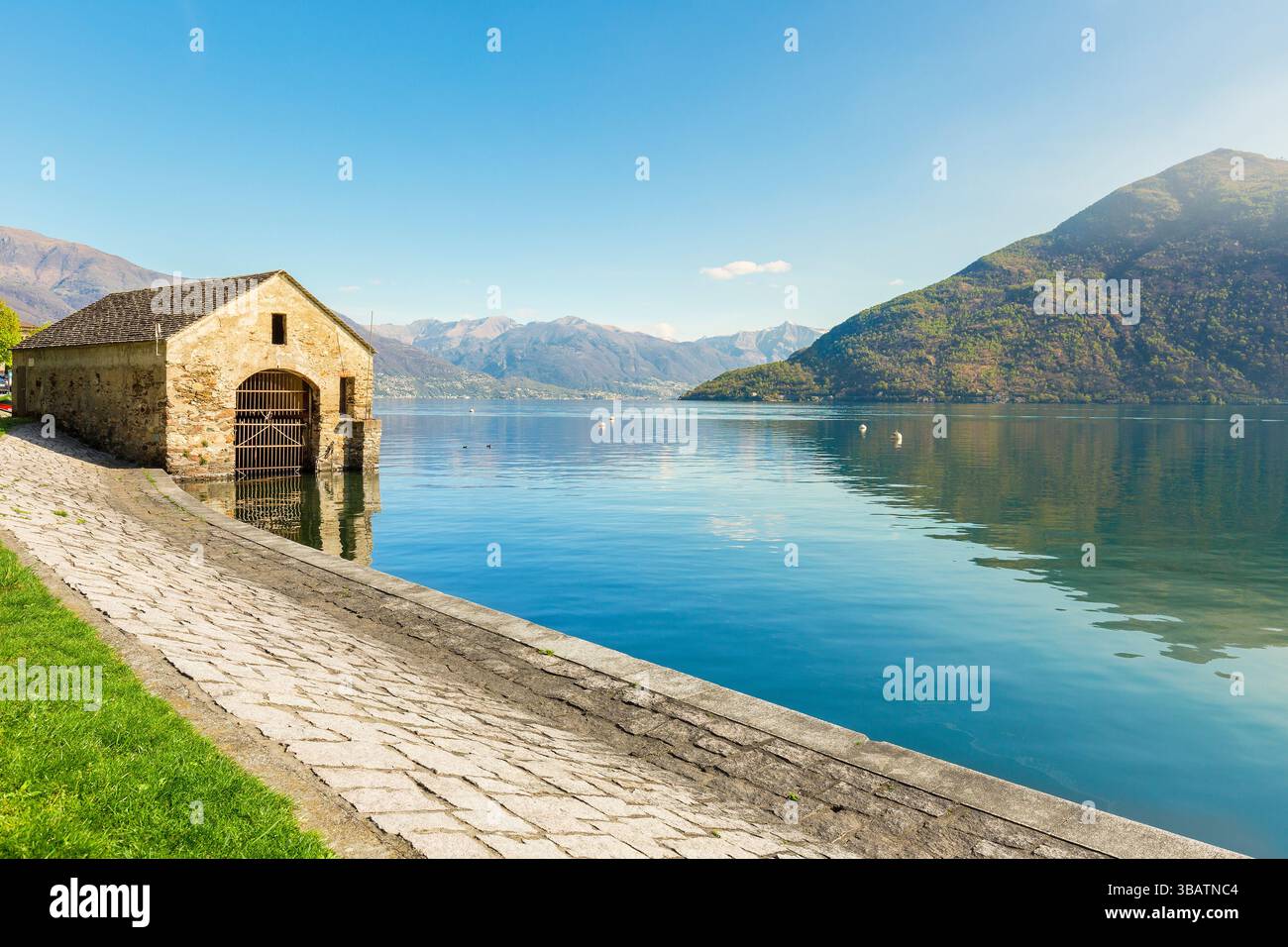 Promenade au bord du lac de Cannobio, lac majeur, Italie Banque D'Images